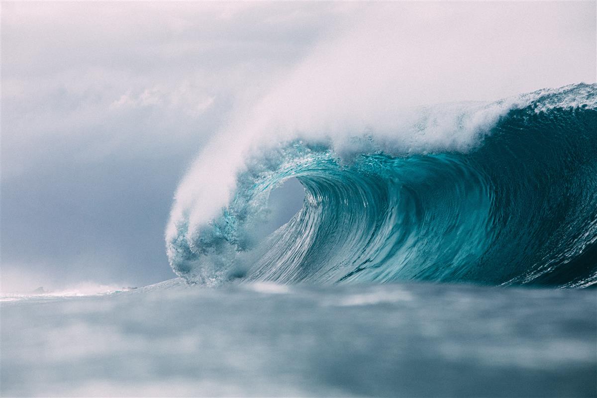 Liga Mundial de Surf Arranca com Ondas Gigantes em Nazaré