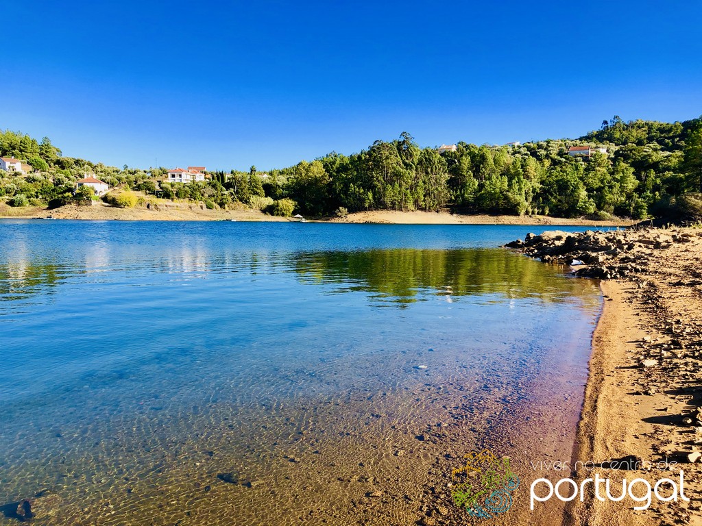 Plage de la rivière Serra Tomar Barrier